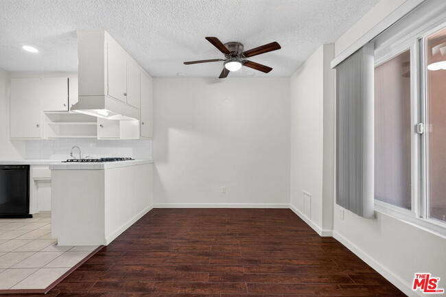 Photo - 15540 Moorpark St Unit 7