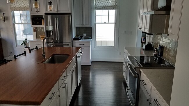 Photo - 505-101 John Haywood Way