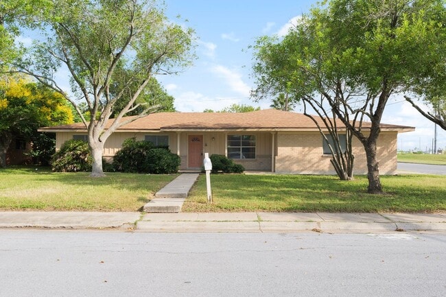 Building Photo - Spacious 3 bedroom, 2 bathroom home in the...