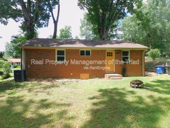 Photo - 3016 Myra St