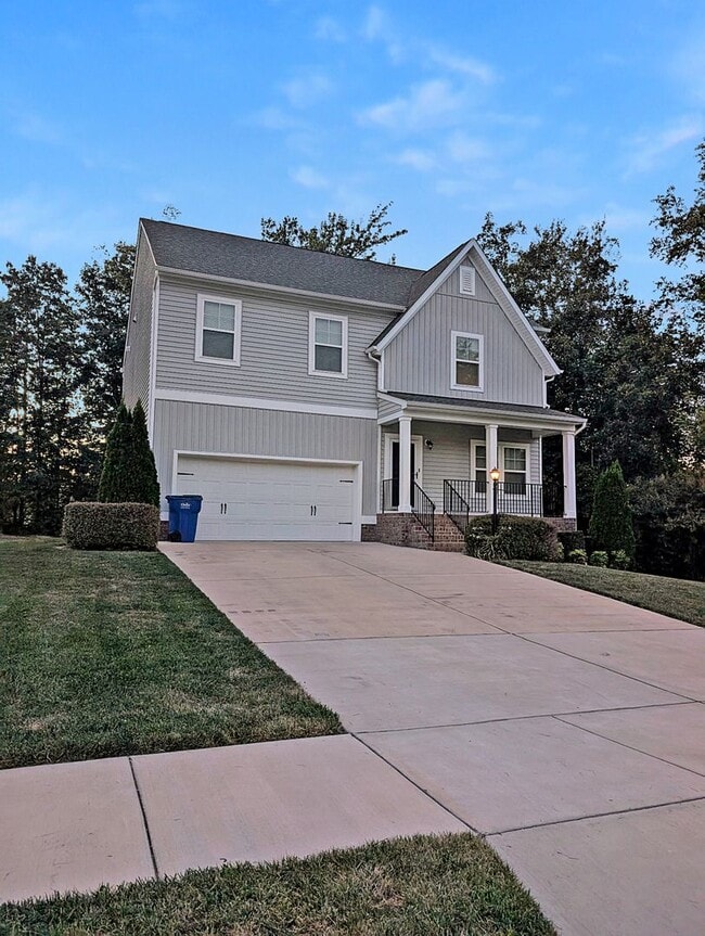 Building Photo - Spacious 3BR/2.5BA Home with Deck & Garage
