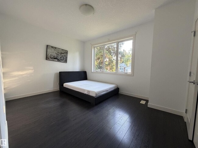 Photo - #main floor 9645 150 ST NW NW