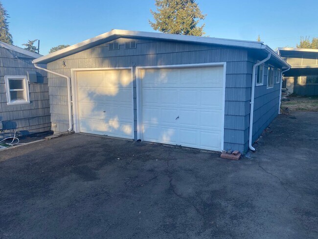 Photo - Cozy Single family home with two car garag...