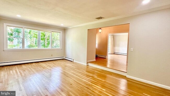 Building Photo - 396 Riverside Dr