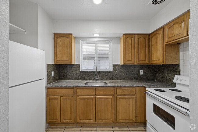 2BR, 1BA - 875SF - Kitchen