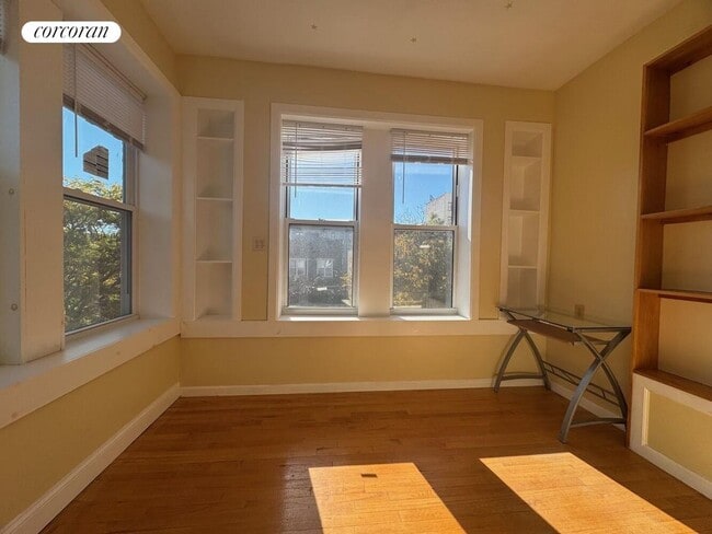 Photo - 741 Crown St