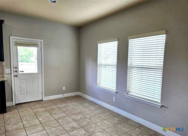 Photo - 729 Community Dr