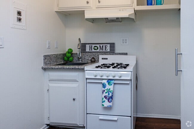 Studio, 1BA- 500SF