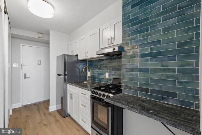 Photo - 604 S Washington Square Unit 913