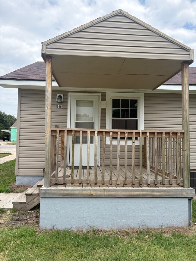 Building Photo - 909 S Terrace Dr