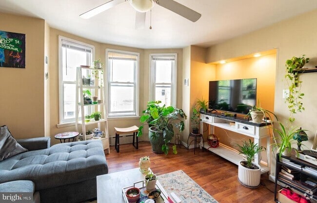Building Photo - 2205 S 20th St Unit 2 Rental