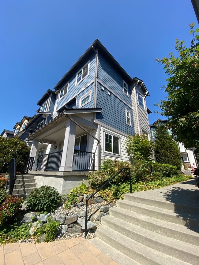 Building Photo - 4 Bed  2.5 Bath Redmond Townhome