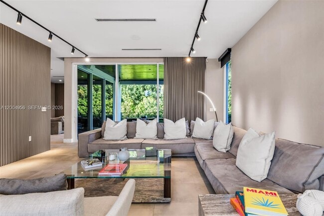 Photo - 285 W Mashta Dr