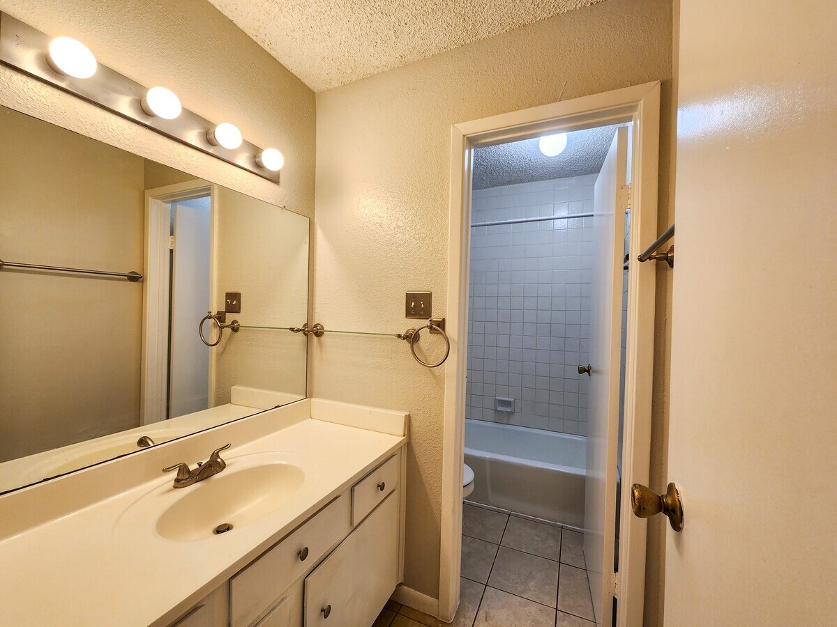 Photo - 17742 Kings Park Ln