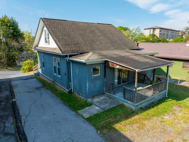 Photo - 213 Crawford St