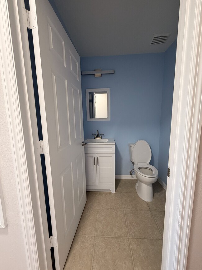 1/2 baño en el 1er piso - 1849 Valley Ridge Loop