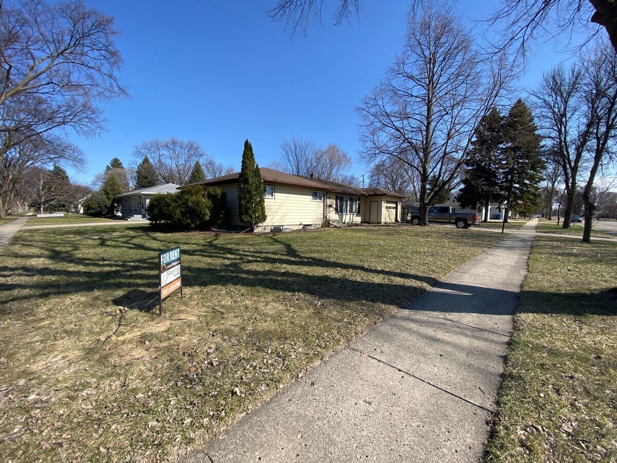 5 bed, 2 bath Single Family Home - 5 bed, 2 bath Single Family Home