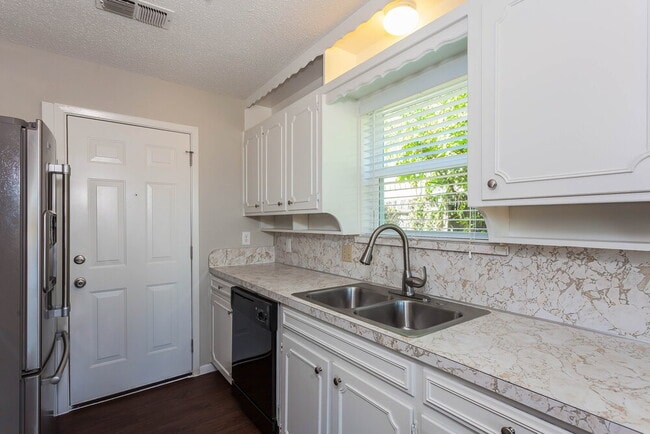 Photo - 6053 Herschel Dr