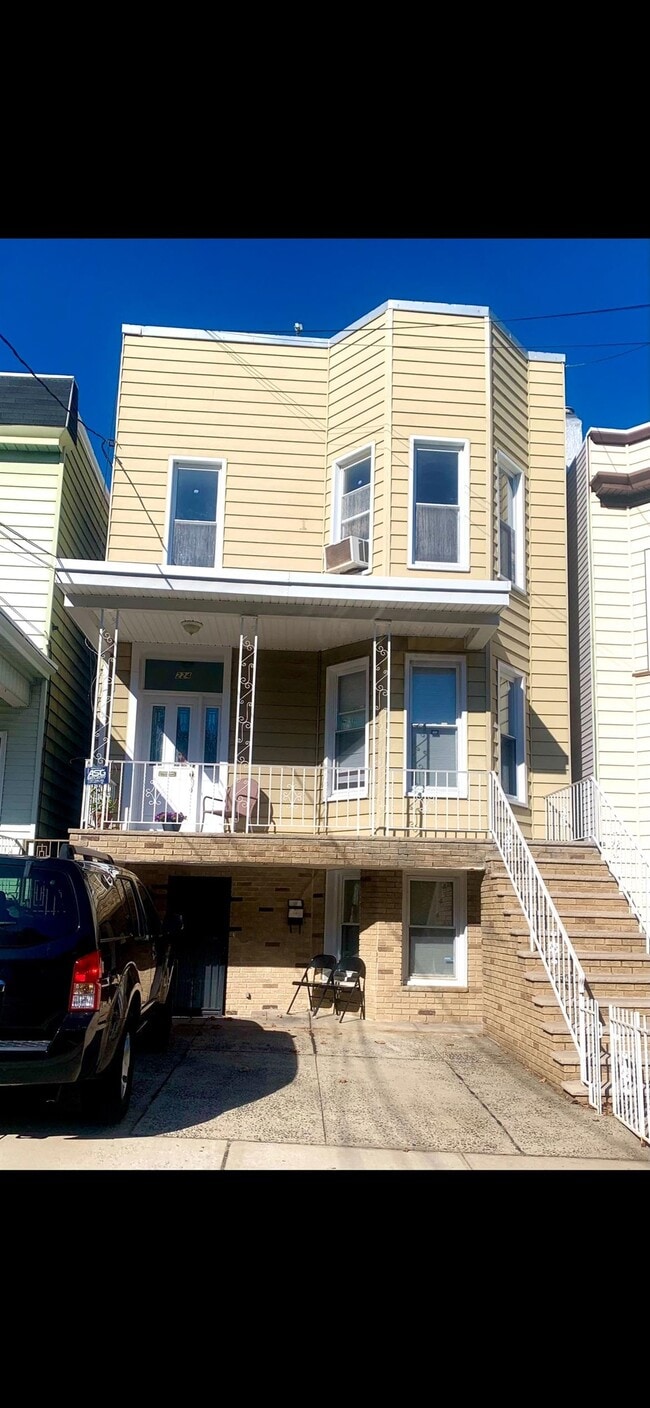 Building Photo - 224 Oak St Unit 2