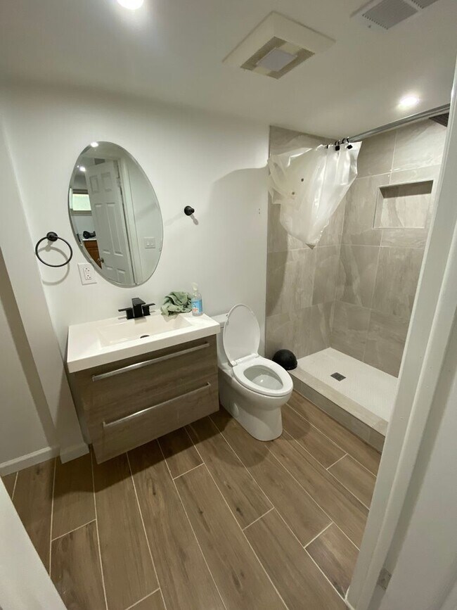 Fully renovated private basement apartment... House Rental in