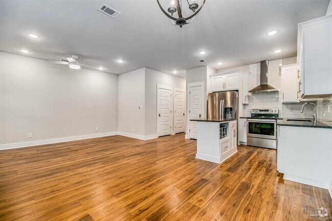 Building Photo - 230 N De Villiers St Rental