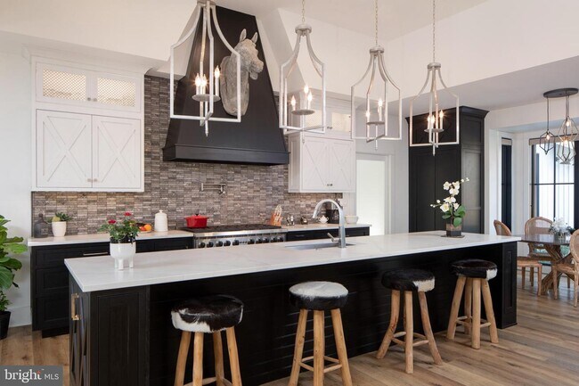 Photo - 110 Munn Ln E