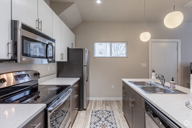 2BR, 2BA - The Lloyd Wright