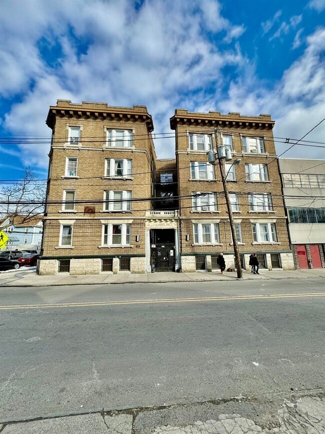 Building Photo - 52 Tonnelle Ave Unit 25-25 Rental