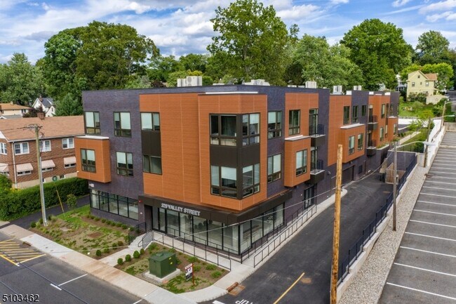 Photo - 320 Valley St