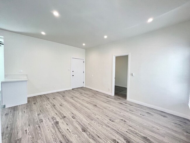 Building Photo - 404 N Coronado St Unit 204 Rental