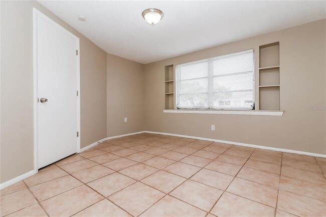 Photo - 10911 Piccadilly Rd