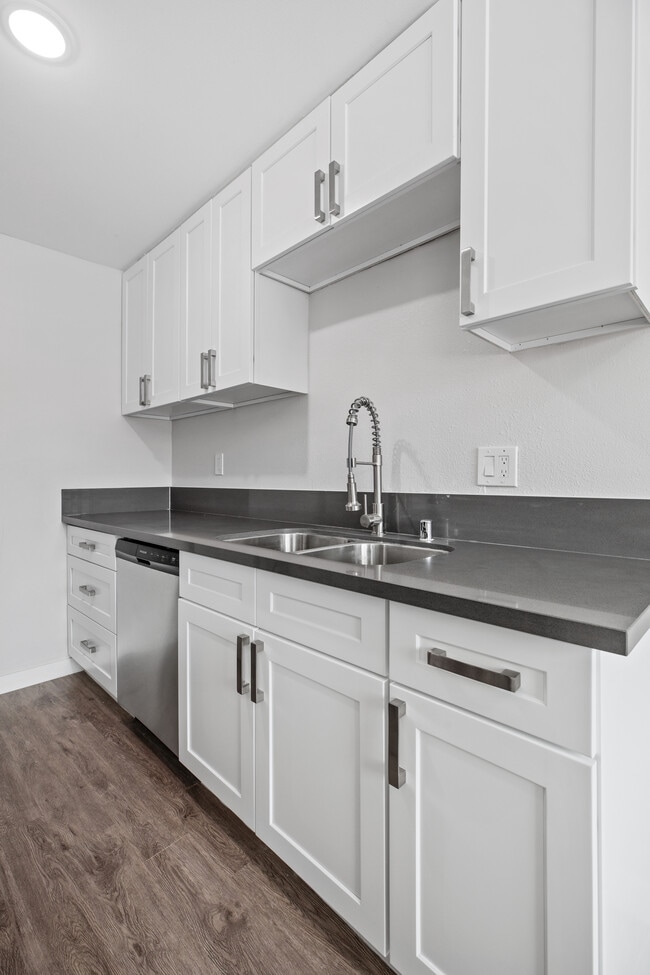 Photo - 844 W 164th St