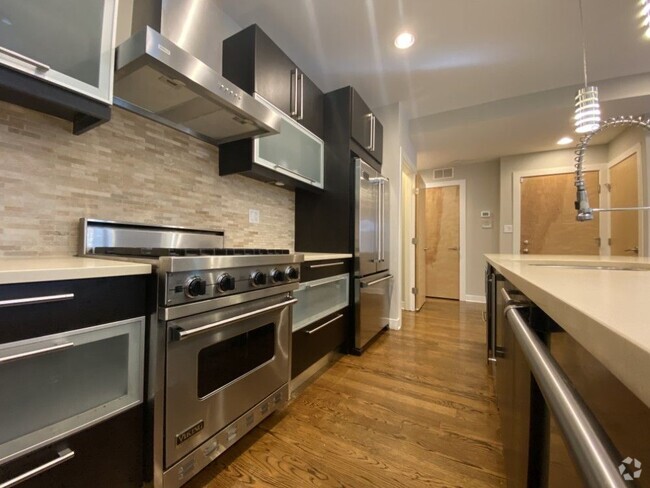 Luxurious kitchen with stainless steel appliances - 3525 N Reta Rental