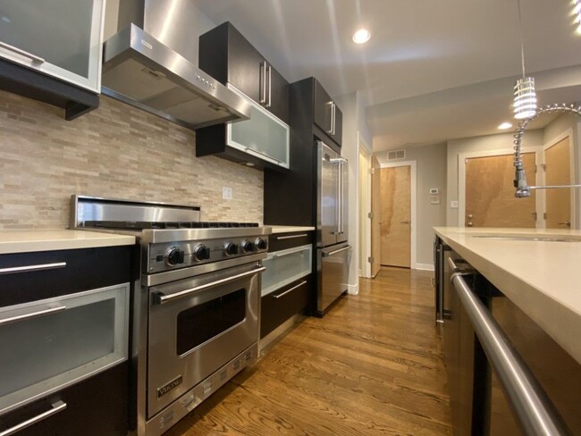 Luxurious kitchen with stainless steel appliances - 3525 N Reta Apartments