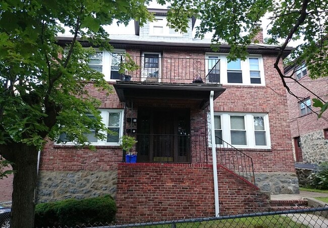 Building Photo - 21 Wiltshire Rd Unit Wiltshire2ndfloor