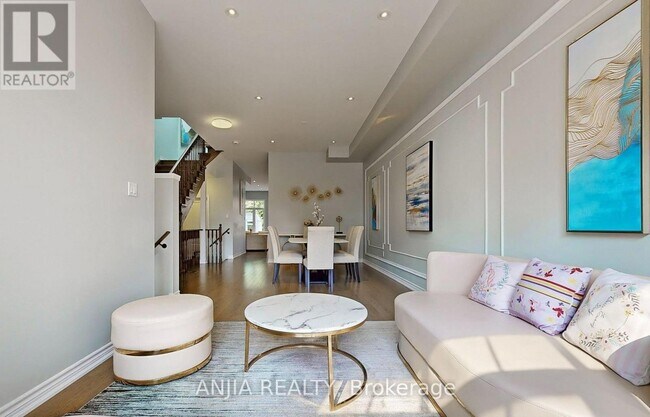 Photo - 74 Church St S