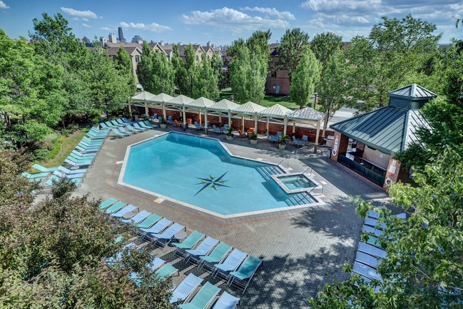 Explore our expansive indoor and outdoor amenity space