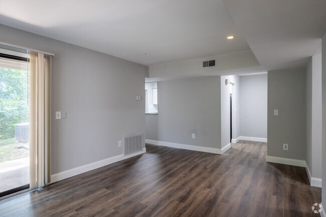 2BR, 2BA - 1,033SF - Living Room