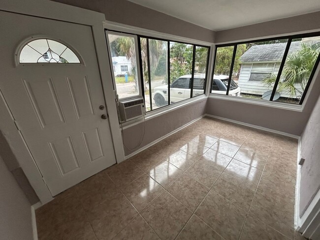 Building Photo - Cozy 3 bedroom, 1 bath for rent near downt... Unit A