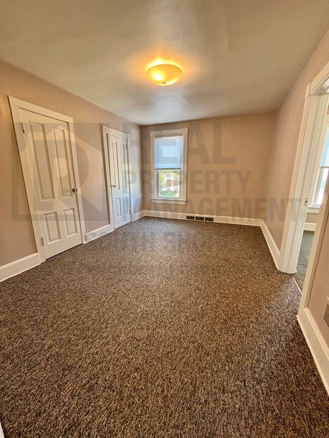 Photo - Charming 1 Bedroom + Den with Private Entrance & Vintage Character Unidad 502 1/2 East Lincolnway