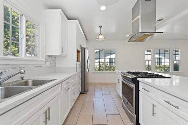 Photo - 1037 W 73rd St