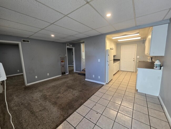 Building Photo - 721 E 8th St Unit 1