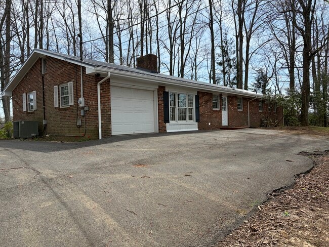 Photo - 16348 Woodcliffe Dr