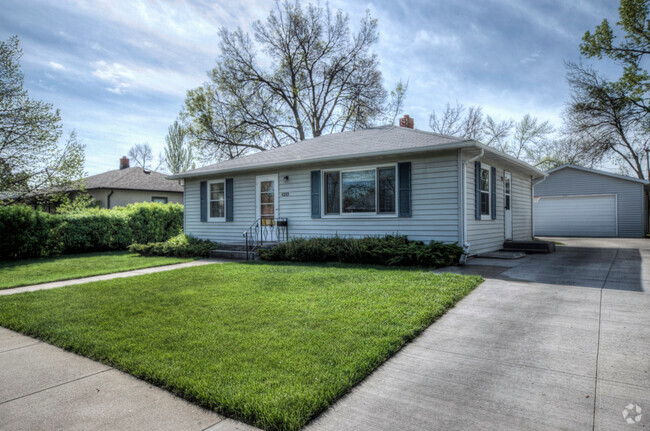 Building Photo - 3 BEDROOM | 2 BATH | DETACHED GARAGE | WEST Rental