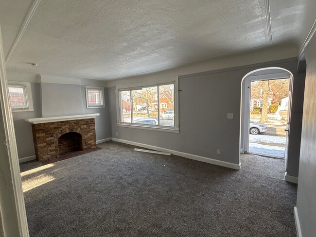 Building Photo - 4232 Waverly St Unit 4234 upper