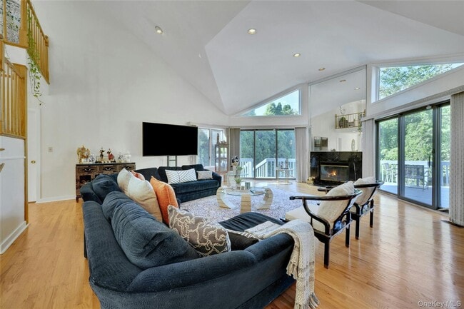 2 Meadowwood Ln