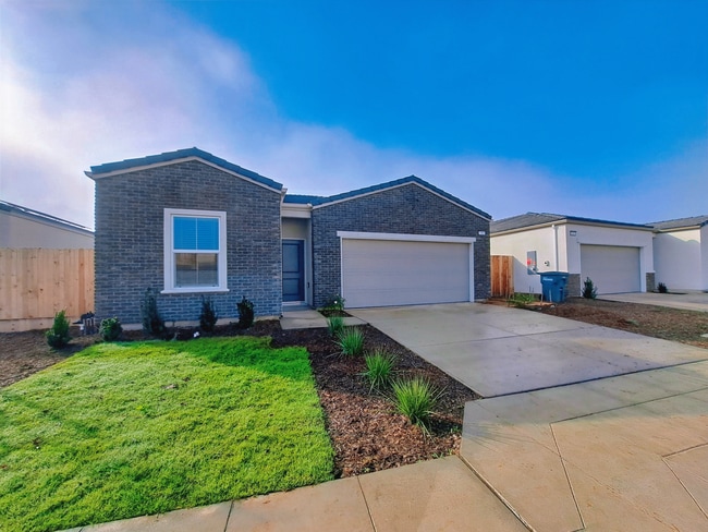 Building Photo - Stunning 3-Bedroom Single-Level Home in Fresno with Solar!