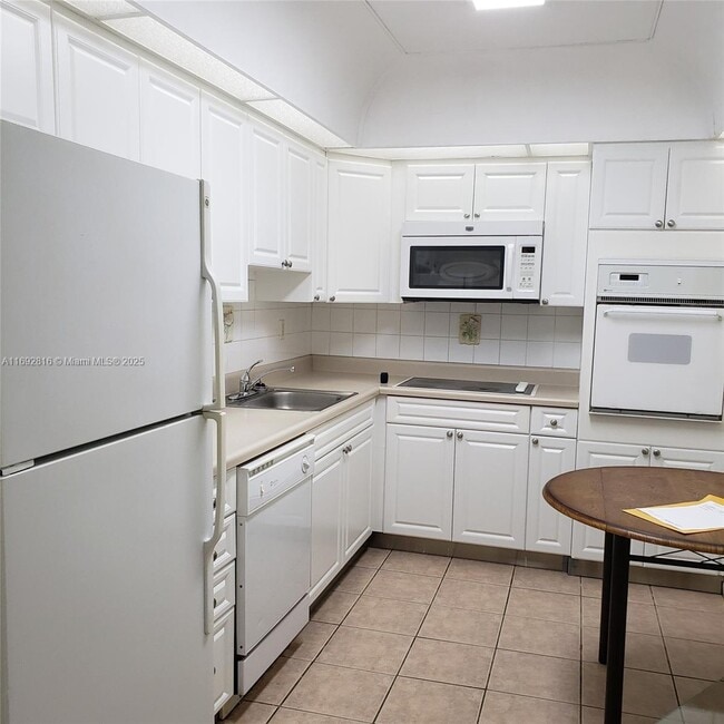 Building Photo - 19380 Collins Ave Unit 207 Rental