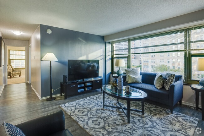 2BR, 1BA - 735SF