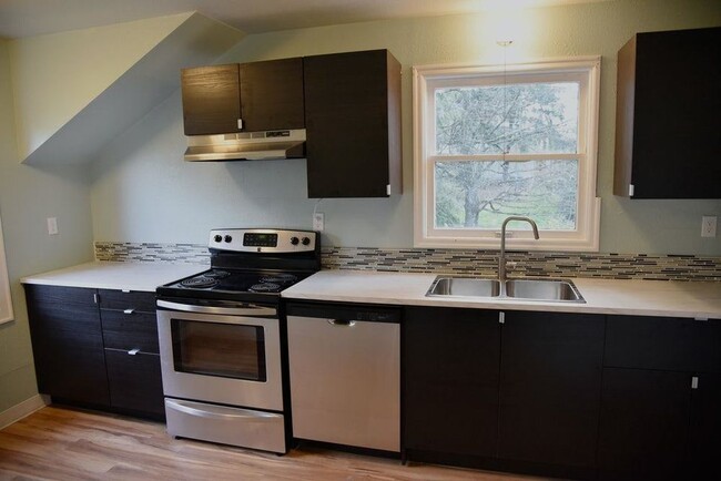 Newly-renovated kitchen with all new appliances - 4480 SW Pasadena St Casa Adosada